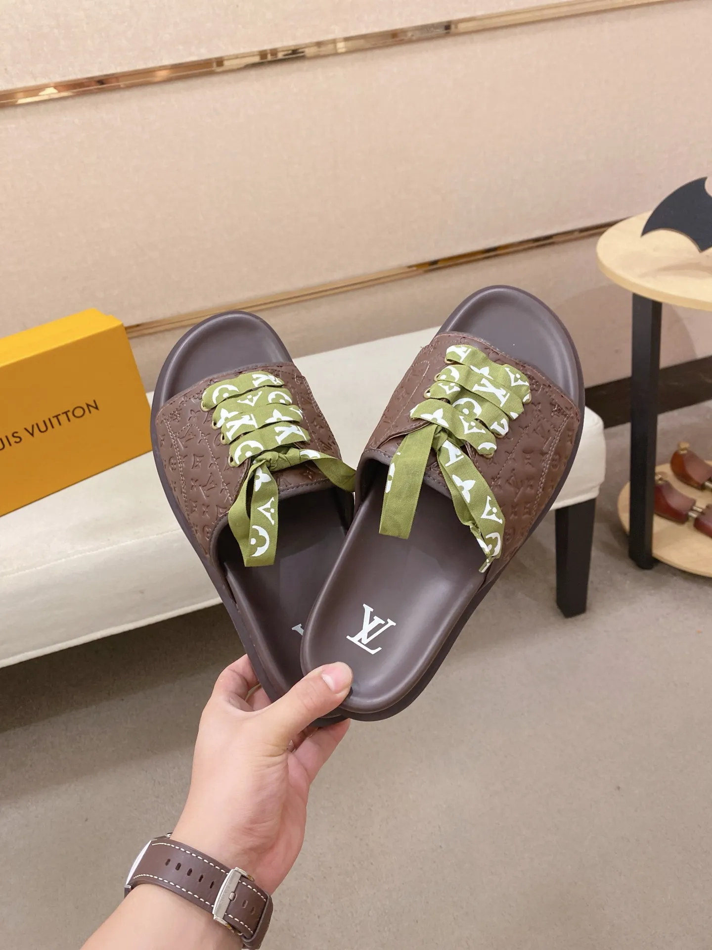 Men's shoes 💰: 340💰Made by LV🔍Top purchasing agents. Men's spring and summer slippers are available at the same counter. The uppers are imported cowhide from Italy, with logo graphics and high-quality craftsmanship. Soles: original soles specially provided by the original factory. Exclusive movable molded soles are super comfortable. Original goods follow orders. 🔍🔍High quality. You can enter and exit the counter at will. Welcome to compare. Size 38-44.
